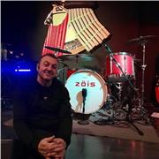 Batterista/percussionista professionista esegue lezioni individuali per principianti e non